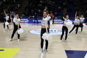 FOTO GALERIJA - ''A Team'' i Partizan zajedno i u ''Pioniru'', AdmiralBet organizovao sjajnu zabavu u poluvremenu